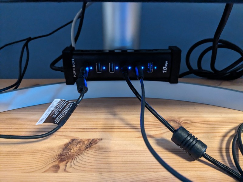 Mounted USB hub